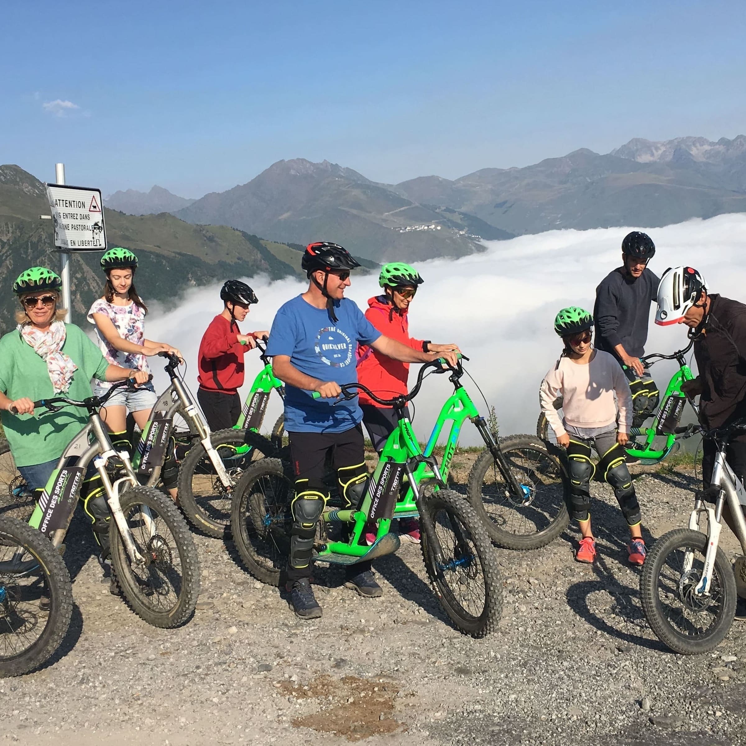 Groupe en trottinette sur la station du Pla d'adet